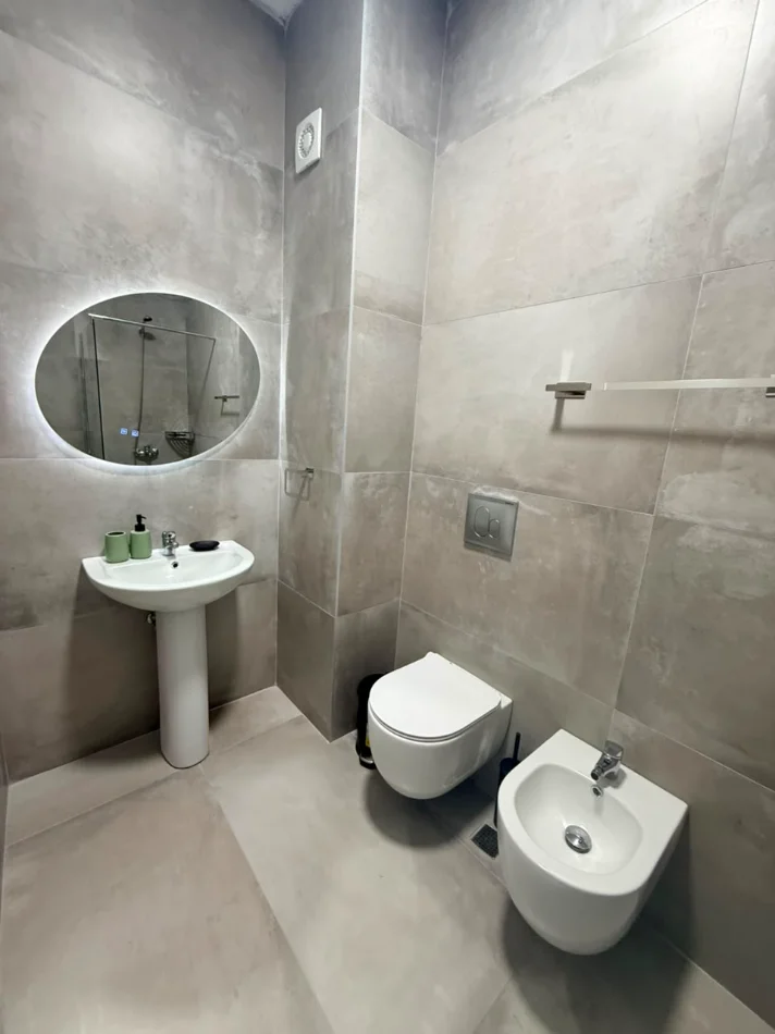 Tirane, jepet me qera apartament 1+1 Kati 5, 550 € 