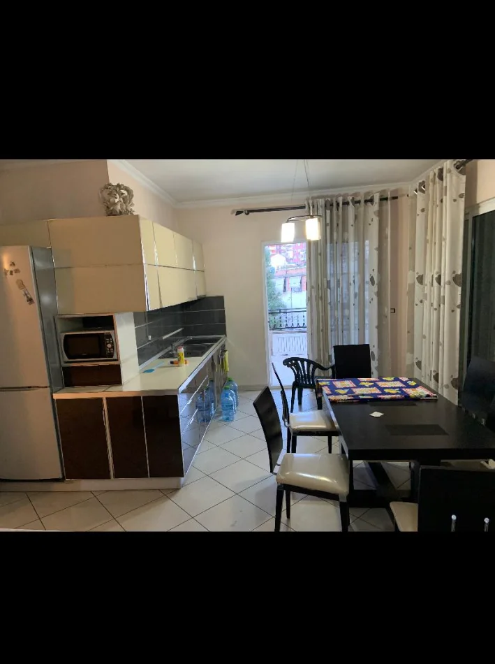 Tirane, jepet me qera apartament 3+1 Kati 2, 152 m² 600 € 