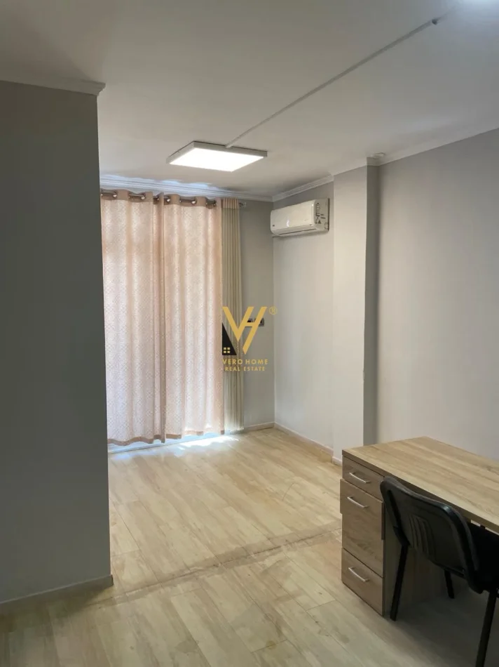 Tirane, jepet me qera zyre Kati 5, 200 m² 1.100 € (KOPSHTI BOTANIK)