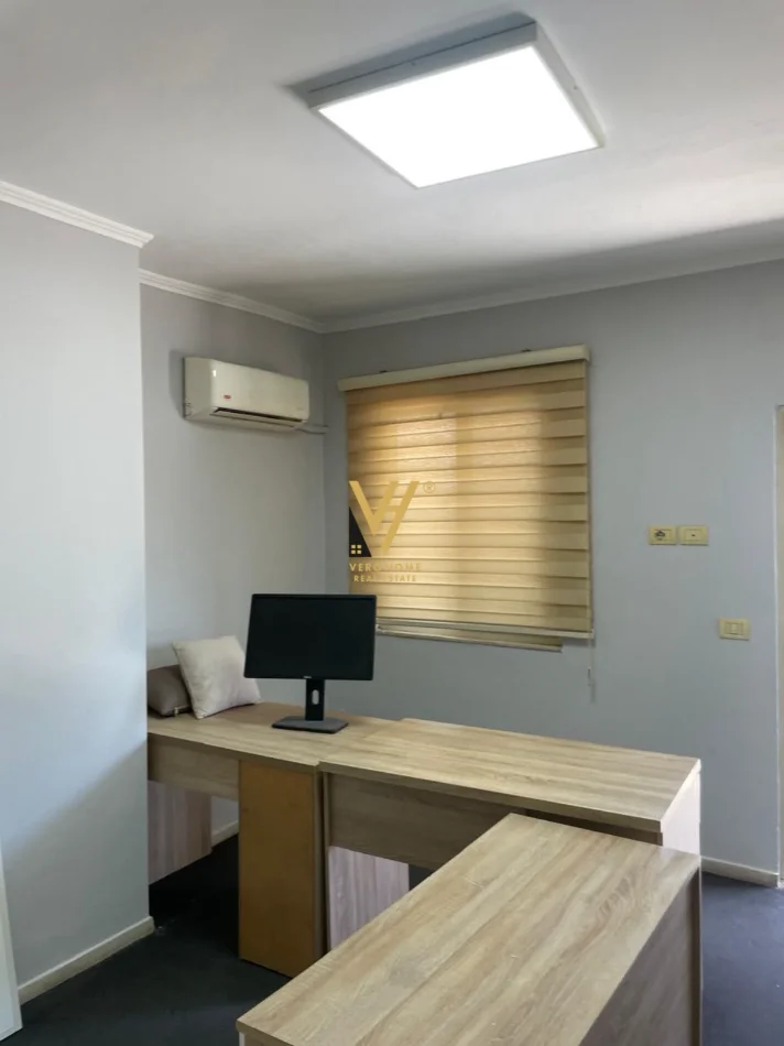 Tirane, jepet me qera zyre Kati 5, 200 m² 1.100 € (KOPSHTI BOTANIK)