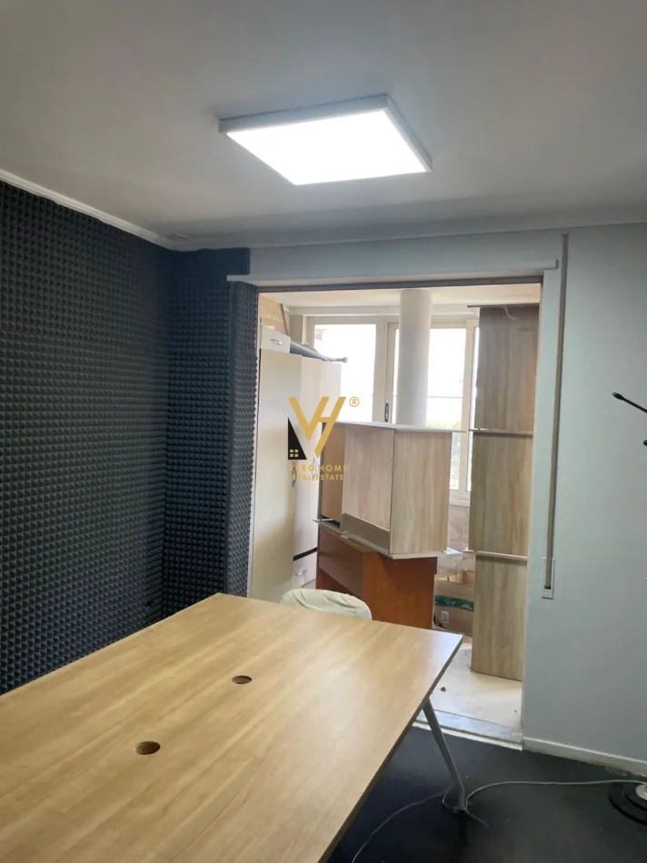 Tirane, jepet me qera zyre Kati 5, 200 m² 1.100 € (KOPSHTI BOTANIK)