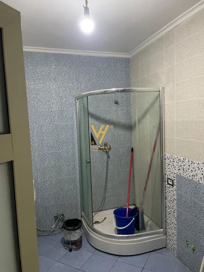 Tirane, jepet me qera zyre Kati 5, 200 m² 1.100 € (KOPSHTI BOTANIK)