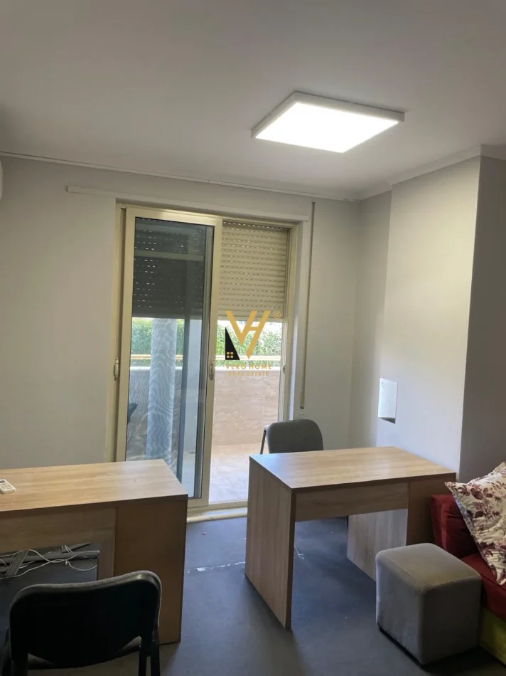 Tirane, jepet me qera zyre Kati 5, 200 m² 1.100 € (KOPSHTI BOTANIK)