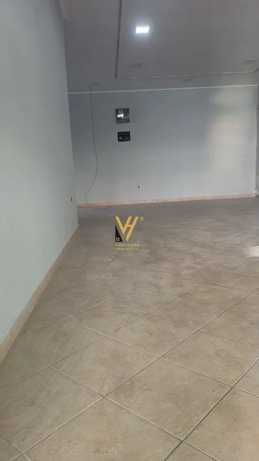 Tirane, jepet me qera dyqan Kati 0, 65 m² 1.750 € (ZOGU I ZI)