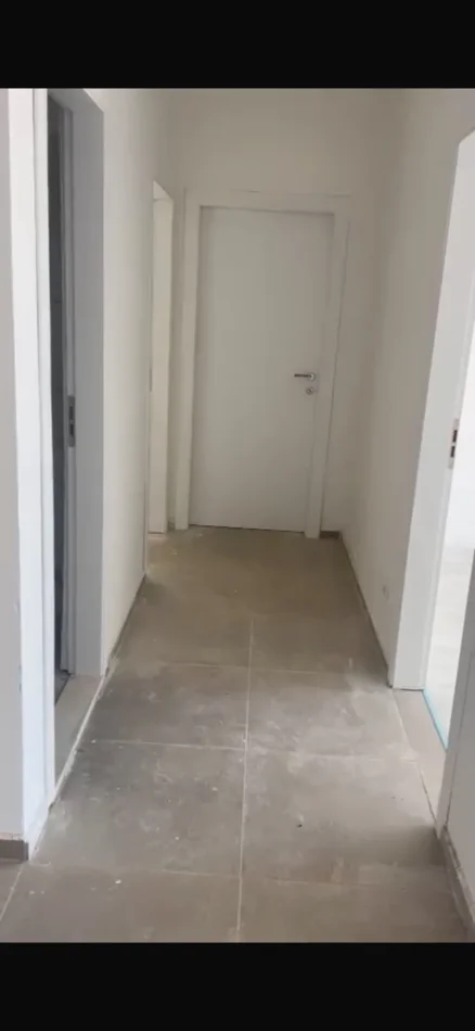 Ne shitje apartament 3+1 me 2 tualete, prane Stacionit te Trenit Durres , ne nje zone te aksesueshme dhe shume praktike per banim.