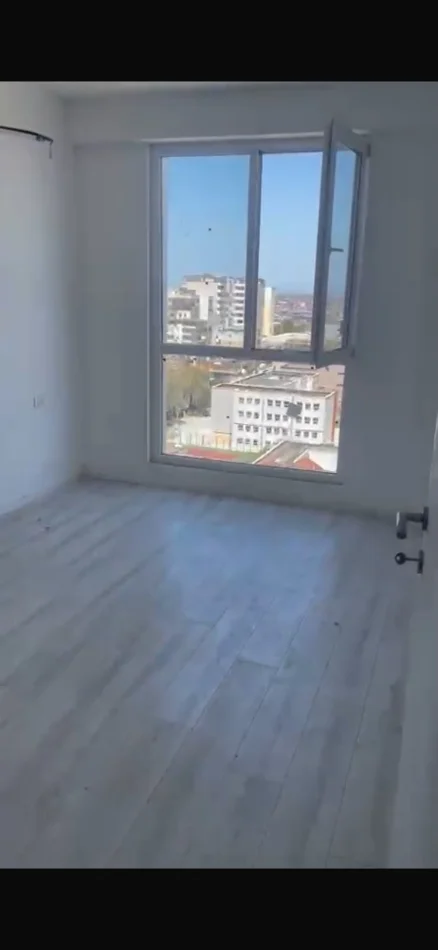 Ne shitje apartament 3+1 me 2 tualete, prane Stacionit te Trenit Durres , ne nje zone te aksesueshme dhe shume praktike per banim.