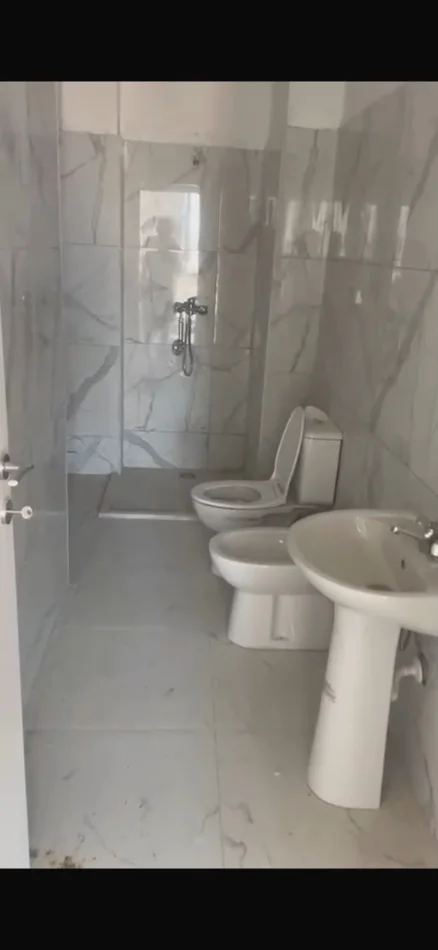 Ne shitje apartament 3+1 me 2 tualete, prane Stacionit te Trenit Durres , ne nje zone te aksesueshme dhe shume praktike per banim.