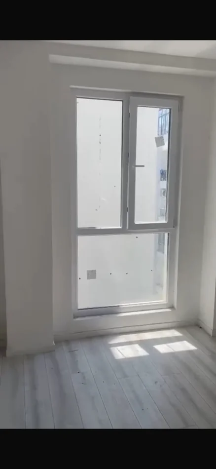 Ne shitje apartament 3+1 me 2 tualete, prane Stacionit te Trenit Durres , ne nje zone te aksesueshme dhe shume praktike per banim.