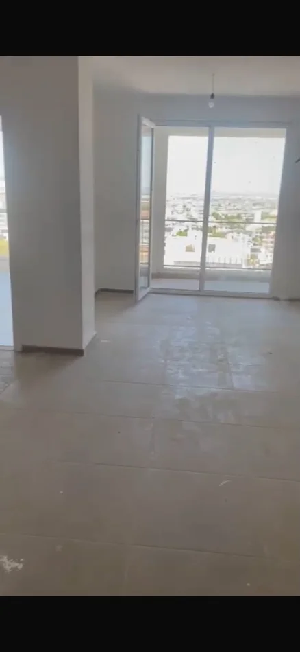 Ne shitje apartament 3+1 me 2 tualete, prane Stacionit te Trenit Durres , ne nje zone te aksesueshme dhe shume praktike per banim.