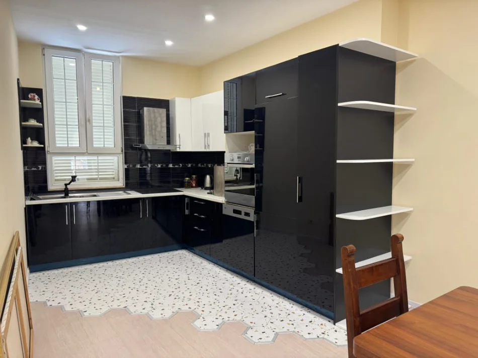 Tirane, jepet me qera apartament 1+1 Kati 1, 77 m² 600 € (KODRA E DIELLIT 1)