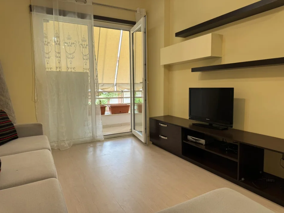 Tirane, jepet me qera apartament 1+1 Kati 1, 77 m² 600 € (KODRA E DIELLIT 1)