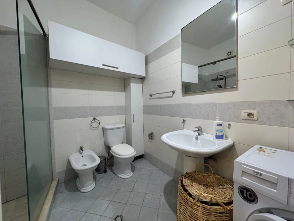 Tirane, jepet me qera apartament 1+1 Kati 1, 77 m² 600 € (KODRA E DIELLIT 1)