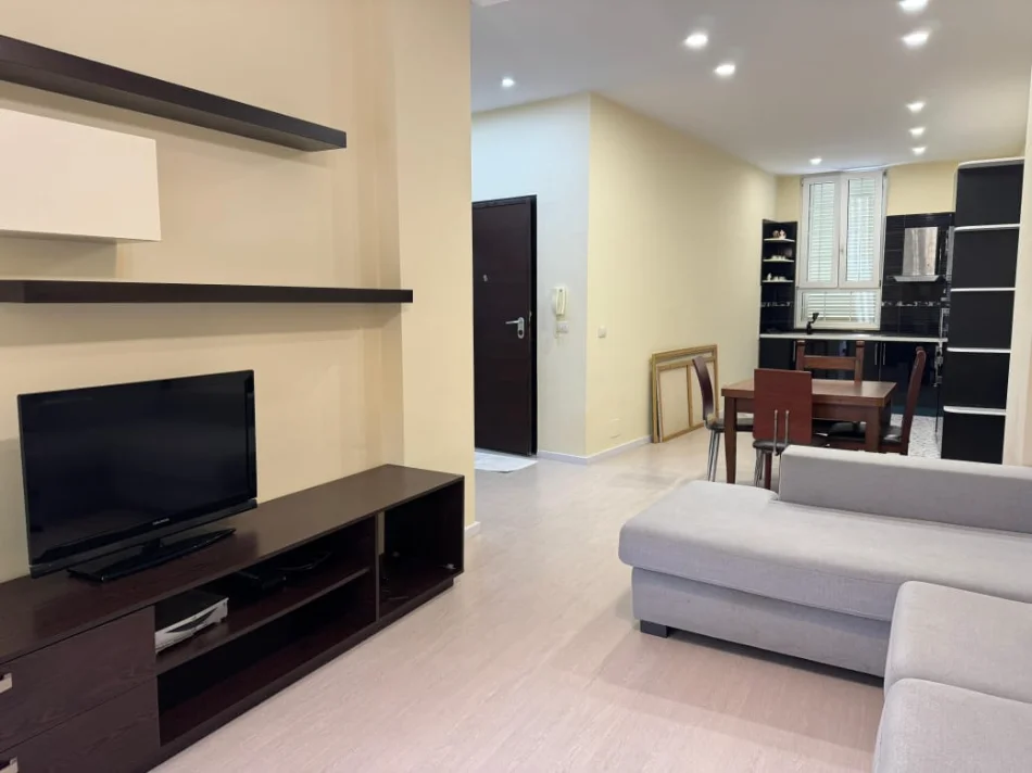 Tirane, jepet me qera apartament 1+1 Kati 1, 77 m² 600 € (KODRA E DIELLIT 1)