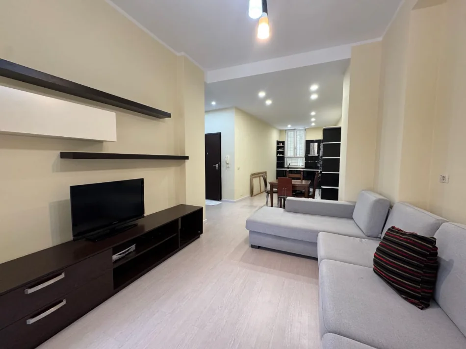 Tirane, jepet me qera apartament 1+1 Kati 1, 77 m² 600 € (KODRA E DIELLIT 1)