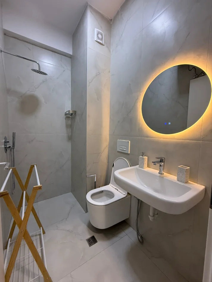 ME QERA: 1+1📍Ali Dem (Rezidenca Kadiu) - 450€/Muaj - I Pabanuar me Pare🔥 - Sp.65m² - Kt.6 || I Arreduar me Arkitekt - 100% e kompletuar ne detaje ✨️
