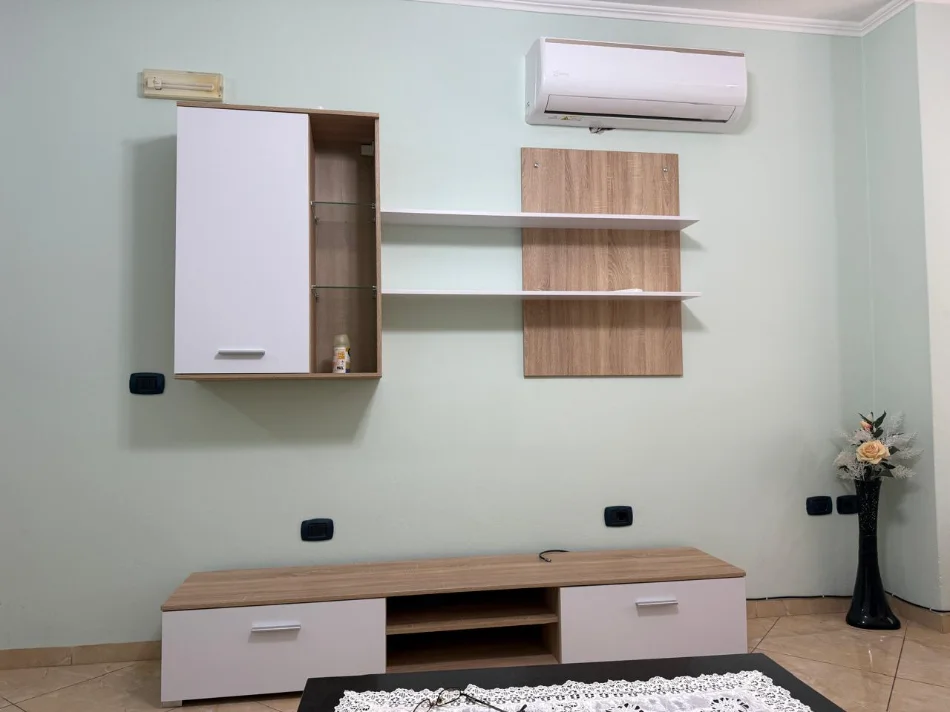 Tirane, jepet me qera 2+1 Kati 3, 500 € (Prane Martenitetit te Ri)