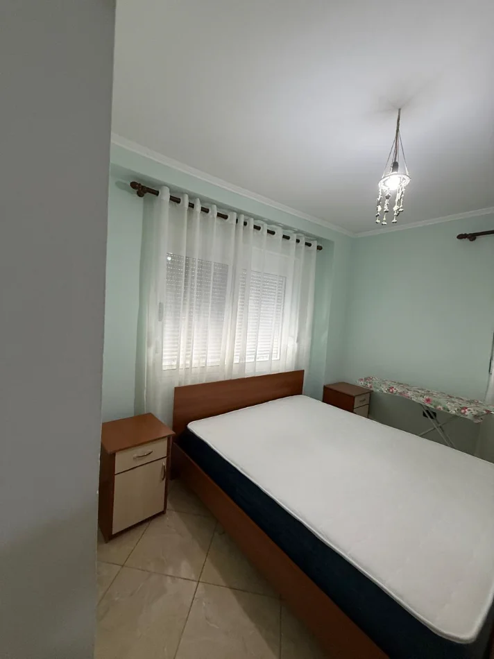 Tirane, jepet me qera 2+1 Kati 3, 500 € (Prane Martenitetit te Ri)