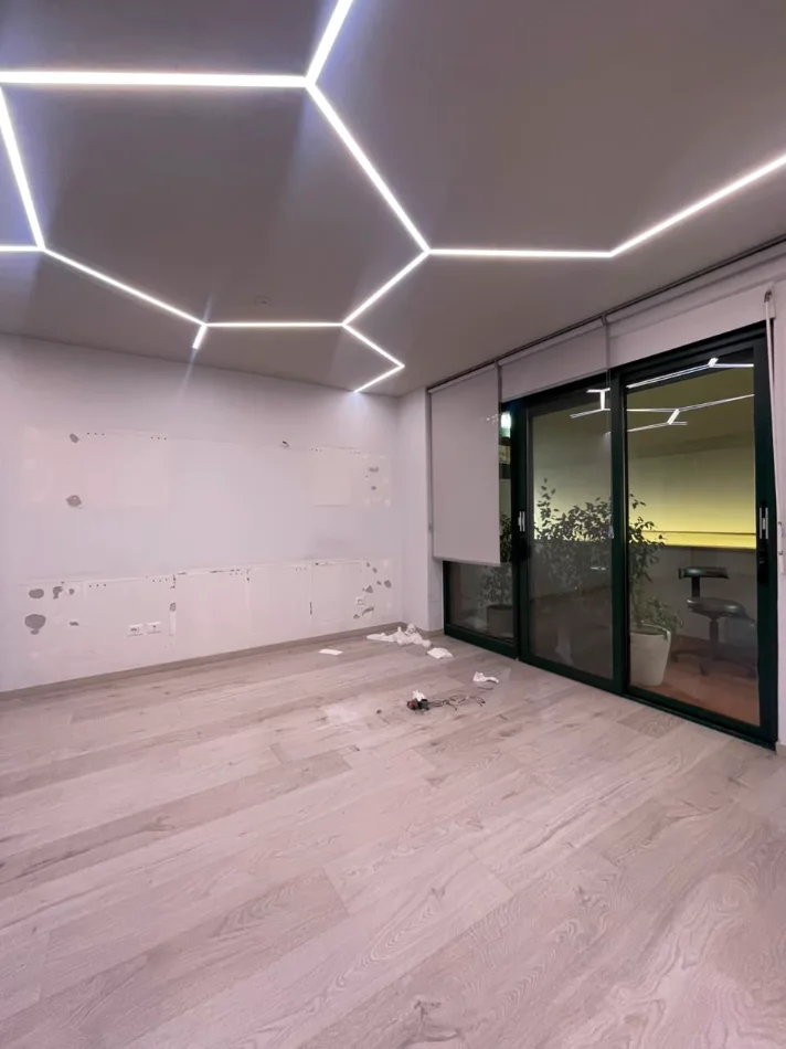 Tirane, jepet me qera zyre Kati 1, 140 m² 2.000 € (Blloku)