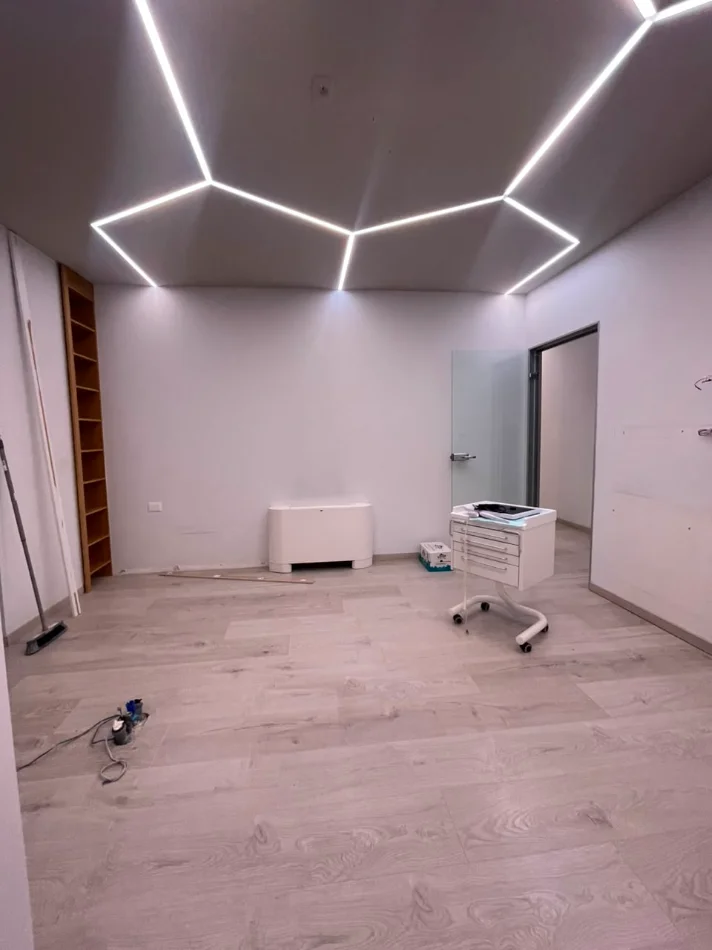 Tirane, jepet me qera zyre Kati 1, 140 m² 2.000 € (Blloku)
