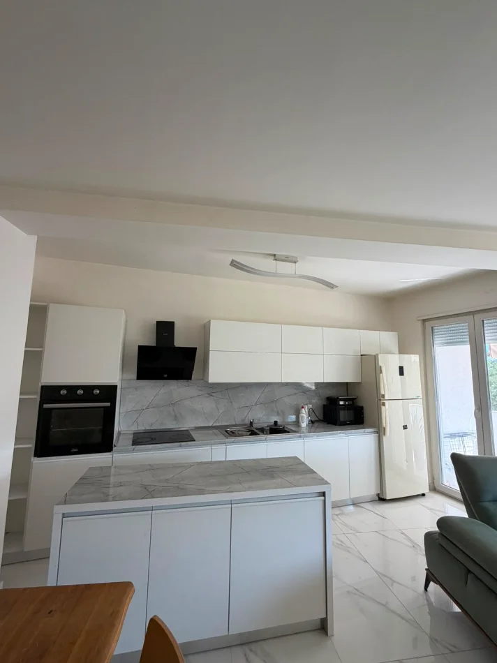 Tirane, jepet me qera apartament 2+1 Kati 2, 90 m² 800 € (Rruga Hamdi Garunja)