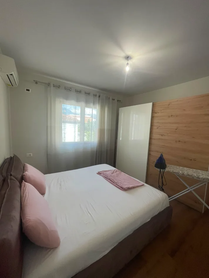 Tirane, jepet me qera apartament 2+1+Aneks+Ballkon Kati 2, 550 € (rruga siri kodra)