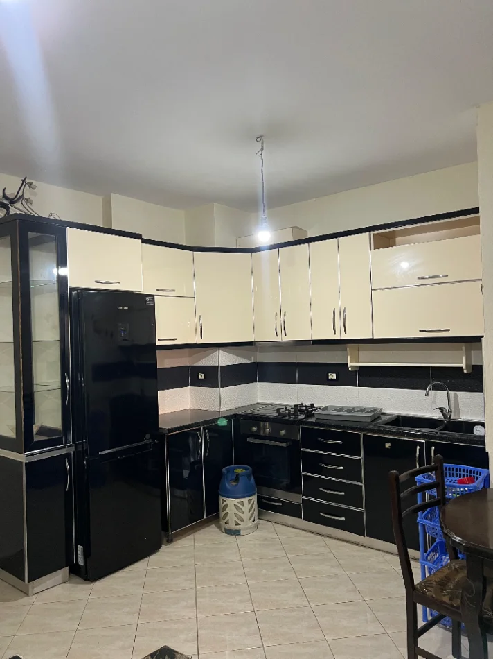Tirane, jepet me qera apartament 2+1+Ballkon Kati 6, 90 m² 450 € (Astir Mikel Maruli)