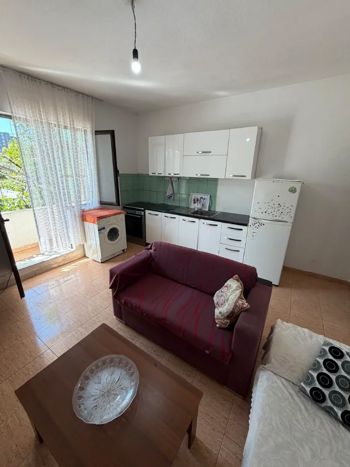 Tirane, jepet me qera shtepi 1+1+Ballkon Kati 2, 70 m² 350 € (rruga Don Bosko)