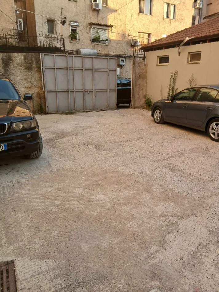 Tirane, jepet me qera ambjent biznesi Kati 0, 47 m² 70.000 € (xhamllik)