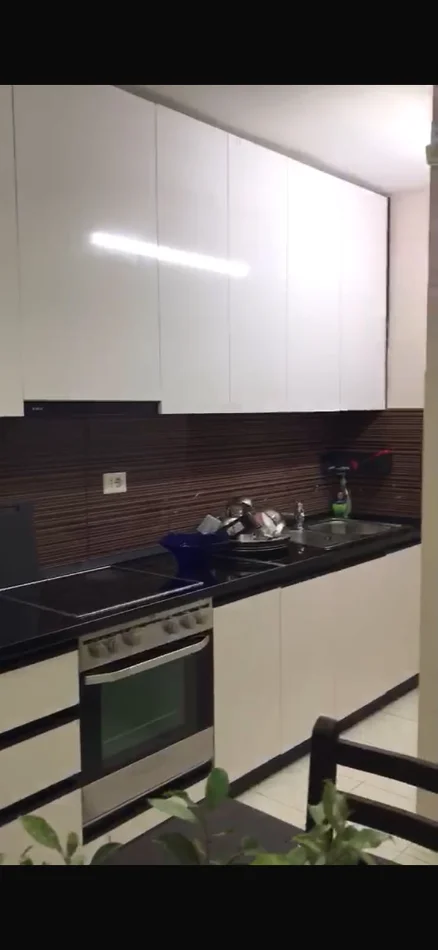 Tirane, jepet me qera apartament 2+1 Kati 4, 75 m² 650 € (Ferit Xhajko)