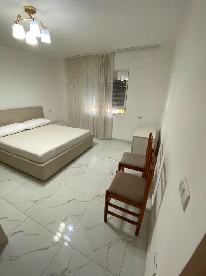 Tirane, jepet me qera apartament 3+1+Aneks+Ballkon Kati 3, 600 € (brryli)