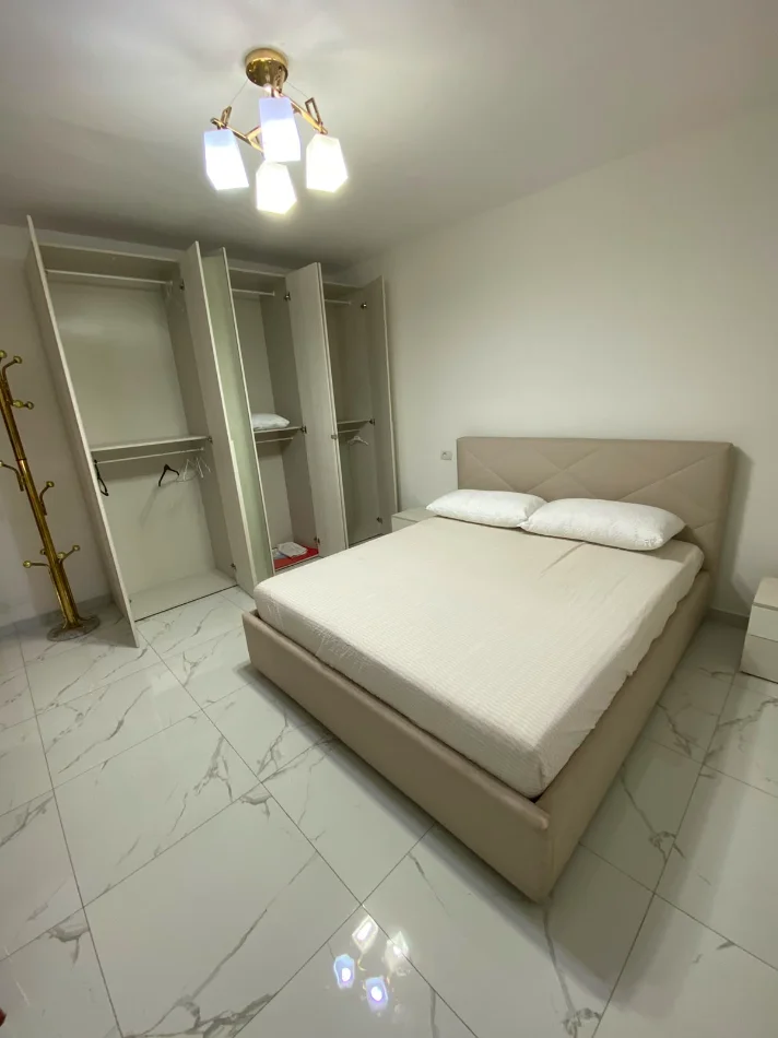 Tirane, jepet me qera apartament 3+1+Aneks Kati 3, 600 € (xhamlliku , oxhaku)