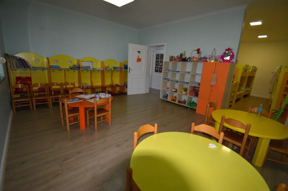 Tirane, jepet me qera zyre Kati 2, 171 m² 2.500 € (ish blloku)