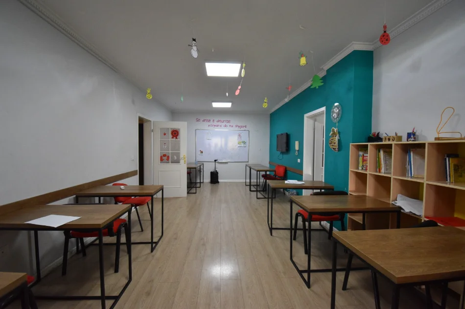 Tirane, jepet me qera dyqan Kati 2, 171 m² 2.500 € (ish blloku)
