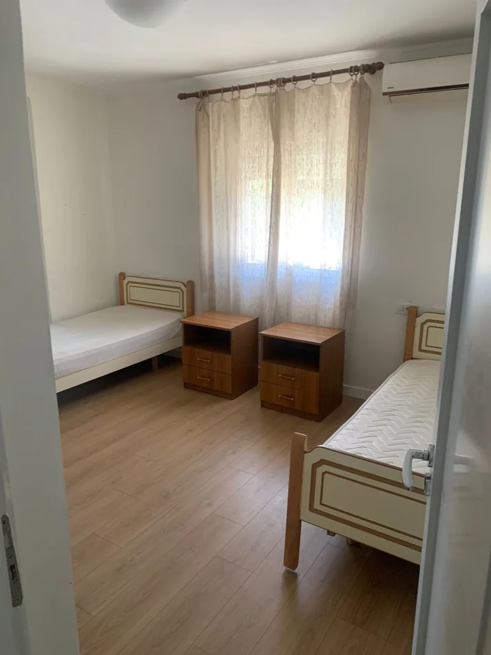 Tirane, jepet me qera apartament 2+1 Kati 2, 70 m² 550 € (Rruga Fortuzi)