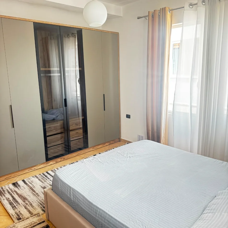 Tirane, jepet me qera apartament 1+1 , 500 € 