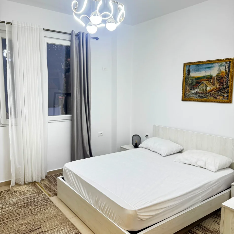 Tirane, jepet me qera apartament 1+1 , 500 € 