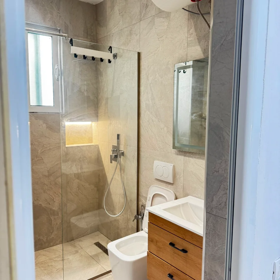 Tirane, jepet me qera apartament 1+1 , 500 € 