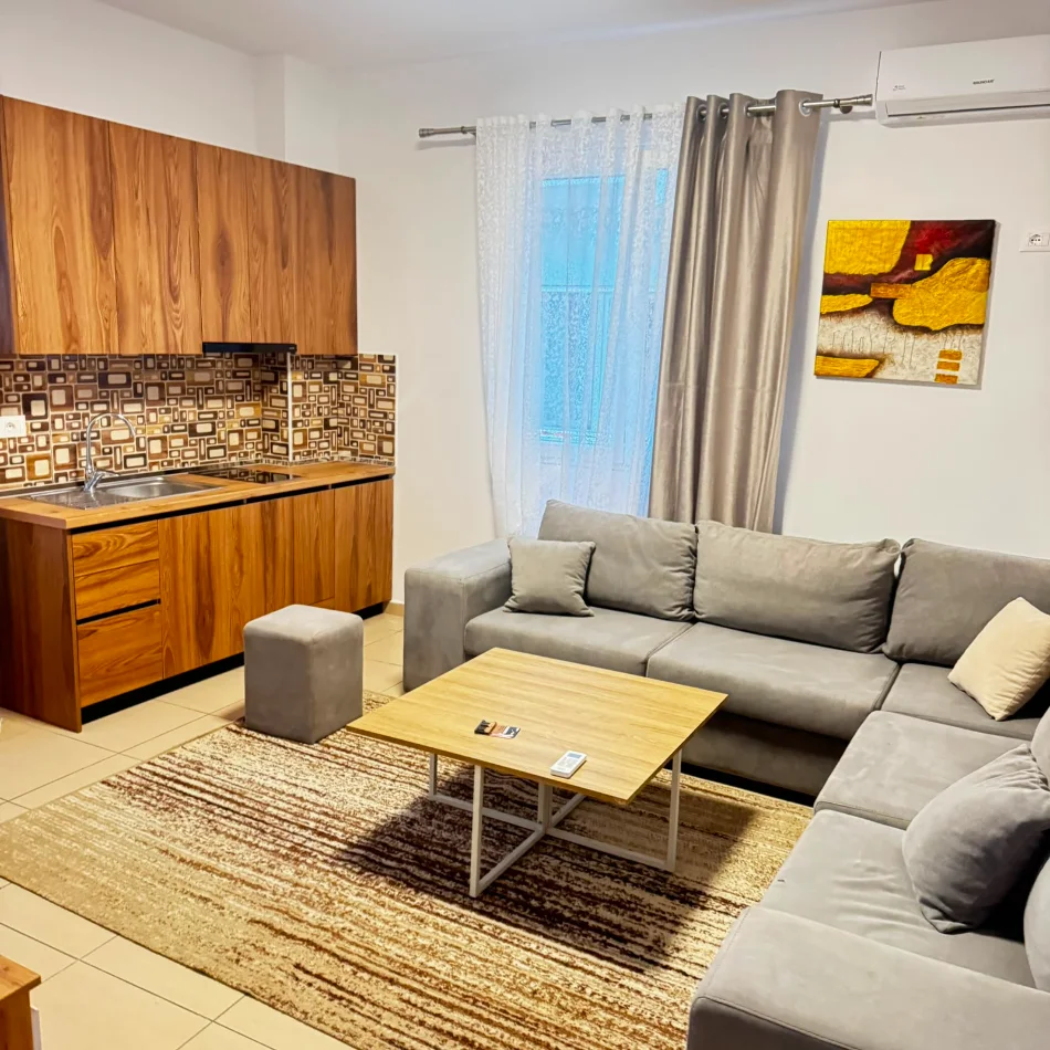 Tirane, jepet me qera apartament 1+1 , 500 € 