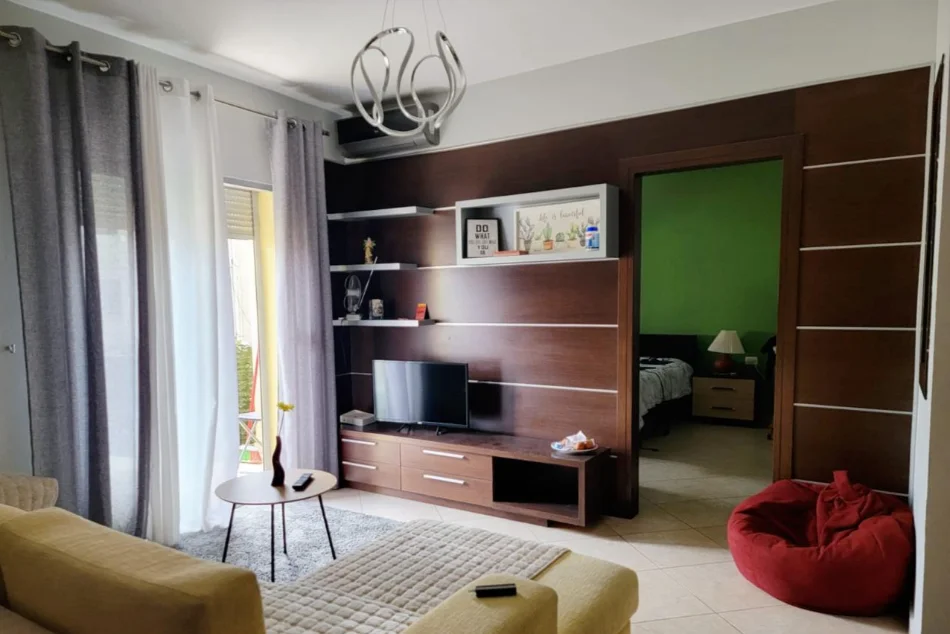 Tirane, jepet me qera apartament 1+1+Aneks+Ballkon Kati 3, 500 € (rruga ali demi)
