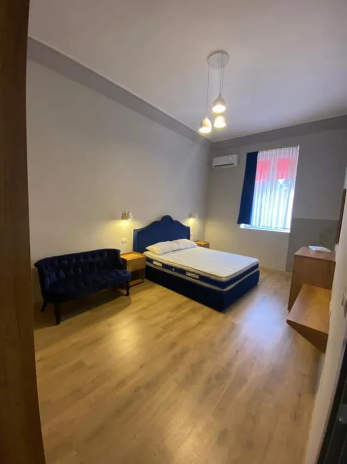 Tirane, jepet me qera apartament 2+1+Aneks+Ballkon Kati 2, 700 € (rruga mine peza)