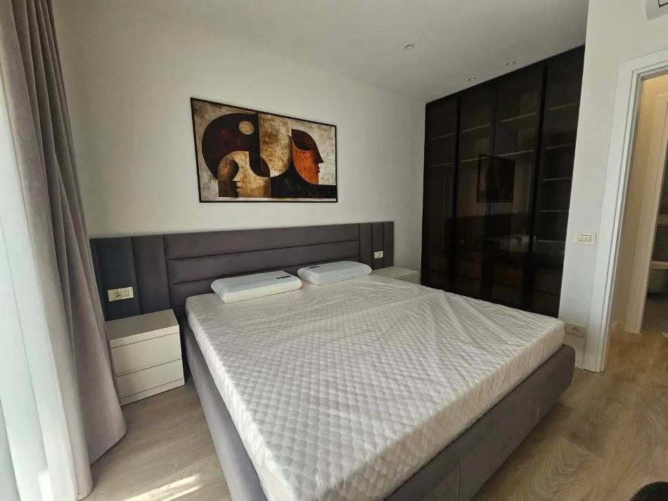 Tirane, jepet me qera apartament 1+1+Ballkon Kati 4, 68 m² 1.000 € (Rruga Mine Peza)