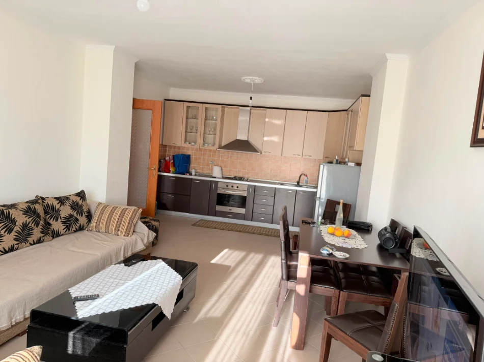 Durres, jepet me qera apartament 3+1 Kati 8, 100 m² 43 € (Stadiumi)