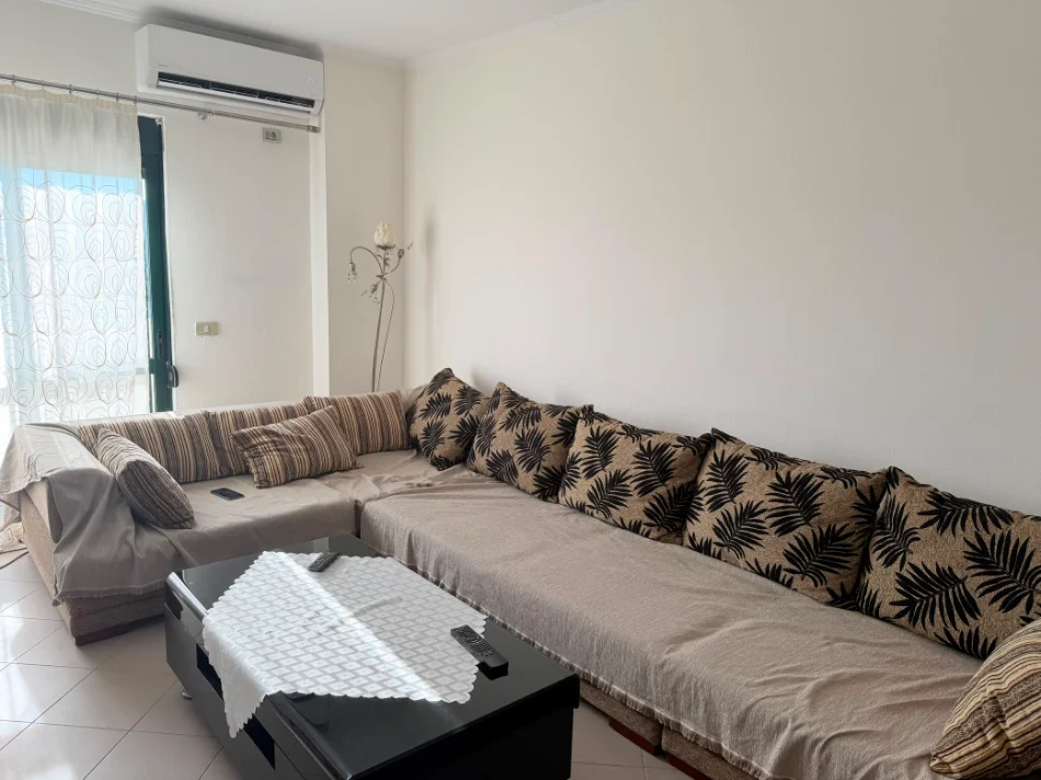 Durres, jepet me qera apartament 3+1 Kati 8, 100 m² 43 € (Stadiumi)