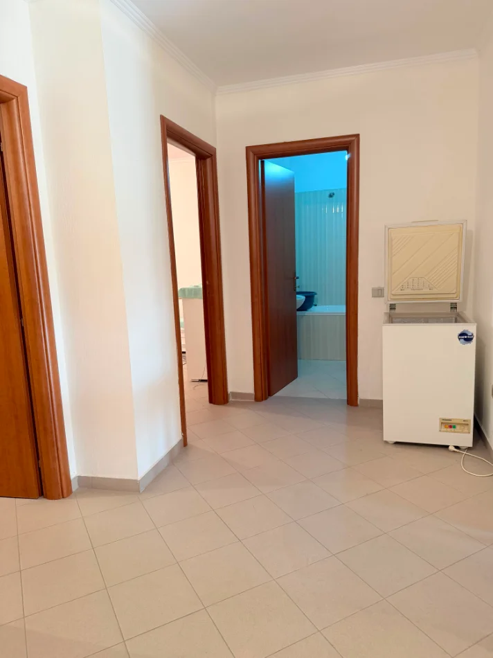 Durres, jepet me qera apartament 3+1 Kati 8, 100 m² 43 € (Stadiumi)