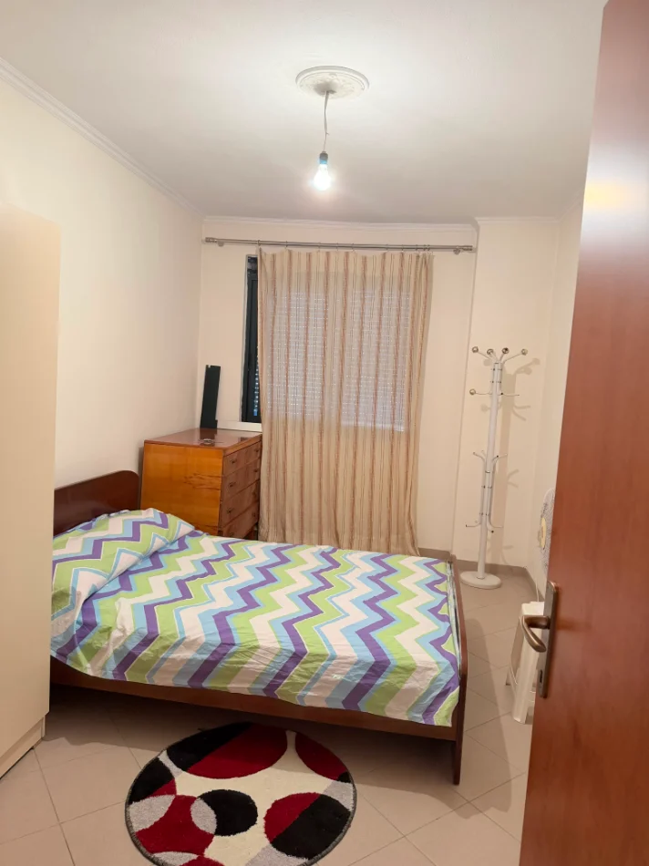 Durres, jepet me qera apartament 3+1 Kati 8, 100 m² 43 € (Stadiumi)