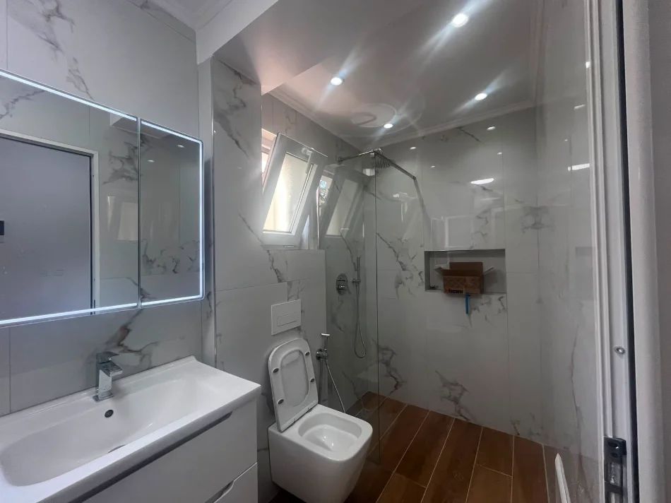 Shqiperi, shitet apartament 1+1+Ballkon Kati 4, 53 m² 94.000 € (Rruga Xhanfize Keko)