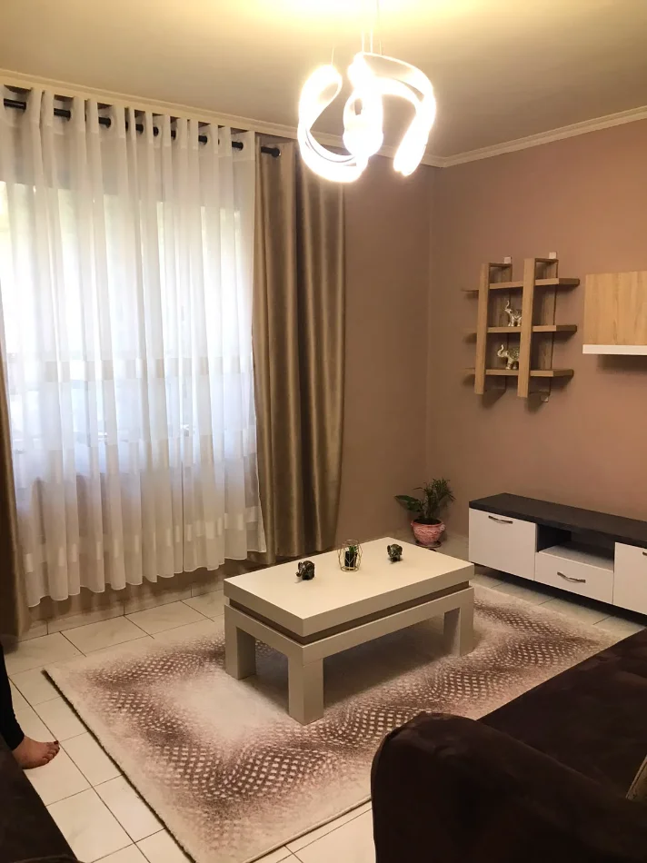 Tirane, jepet me qera apartament 2+1 Kati 4, 75 m² 650 € (Ferit Xhajko)