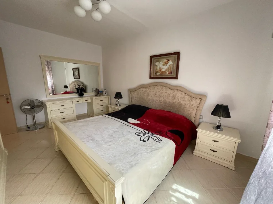 Shitet Apartament 2+1 tek Varri i Bamit, Tiranë, i mobiluar
