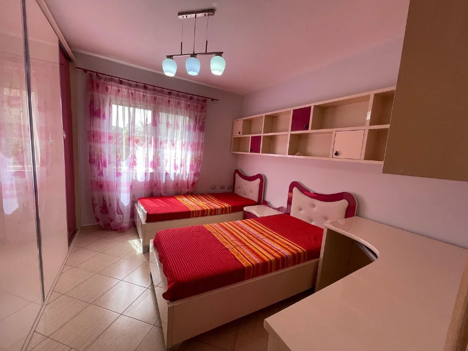 Shitet Apartament 2+1 tek Varri i Bamit, Tiranë, i mobiluar