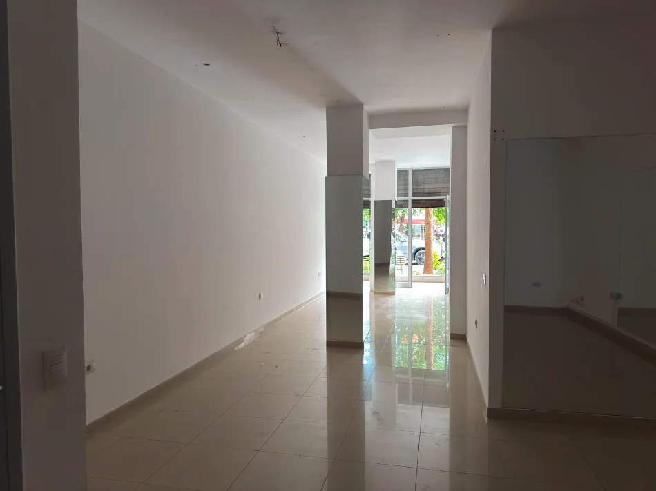 Tirane, jepet me qera dyqan Kati 0, 50 m² 800 € (komuna e parisit)